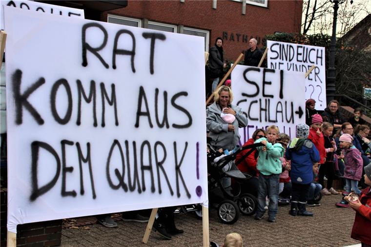 Rodenkircher Eltern setzten sich bei ihrer Demo vor dem Rathaus für eine schnelle Klärung der Situation in den Kindertagesstätten ein.