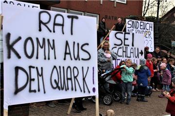 Rodenkircher Eltern setzten sich bei ihrer Demo vor dem Rathaus für eine schnelle Klärung der Situation in den Kindertagesstätten ein.