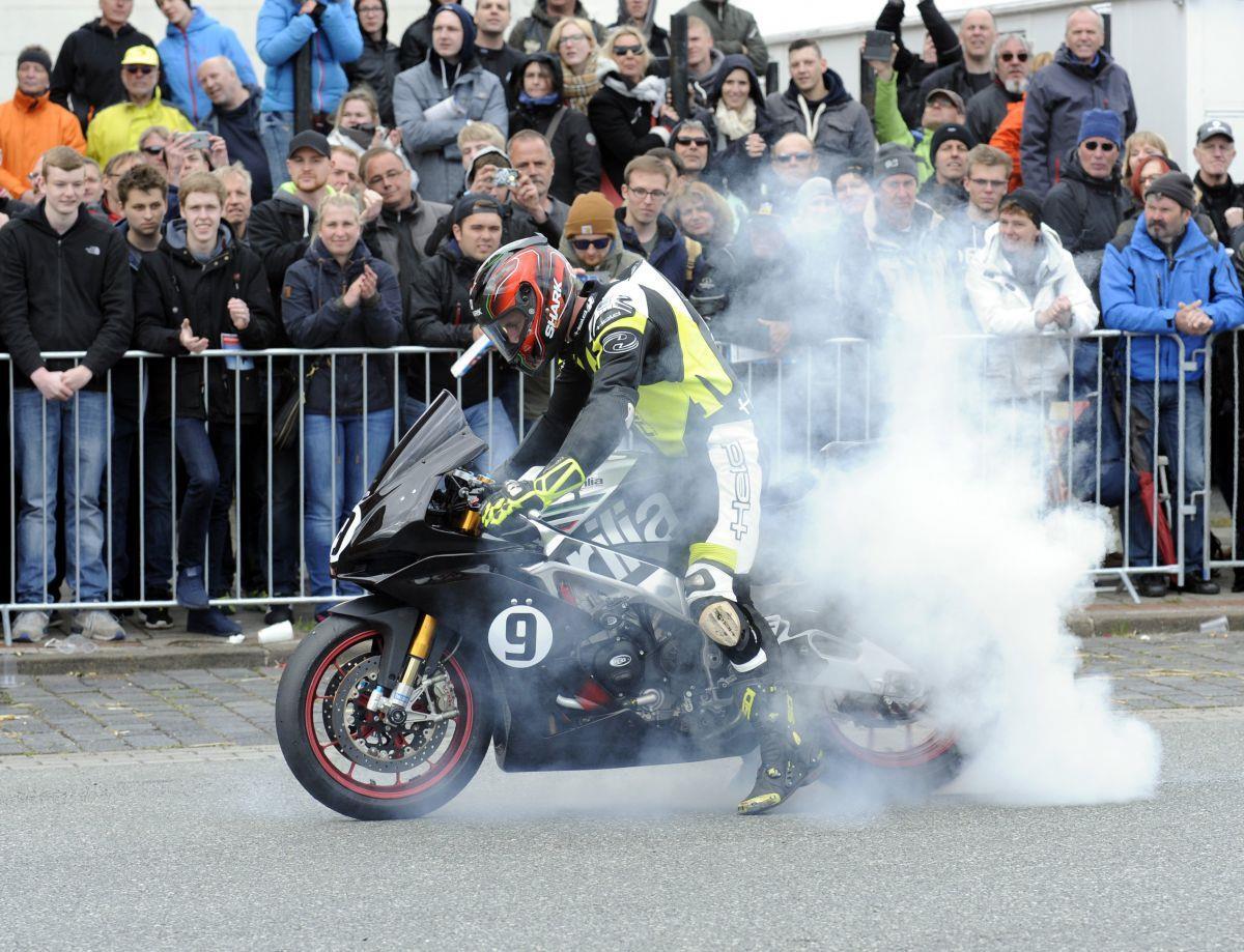Röhrende Motoren und qualmende Reifen: an Pfingsten wird in Bremerhaven das 60. Fischereihafenrennen gestartet.