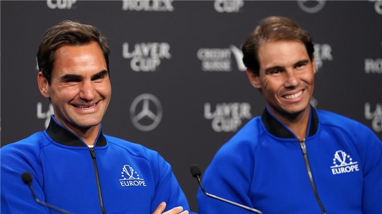 Federers Tipp an Nadal: Irgendwann Entscheidung treffen Roger Federer (l) wünscht sich, dass Rafael Nadal noch eine weitere Saison spielt.