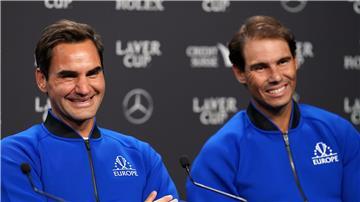 Roger Federer (l) wünscht sich, dass Rafael Nadal noch eine weitere Saison spielt. 