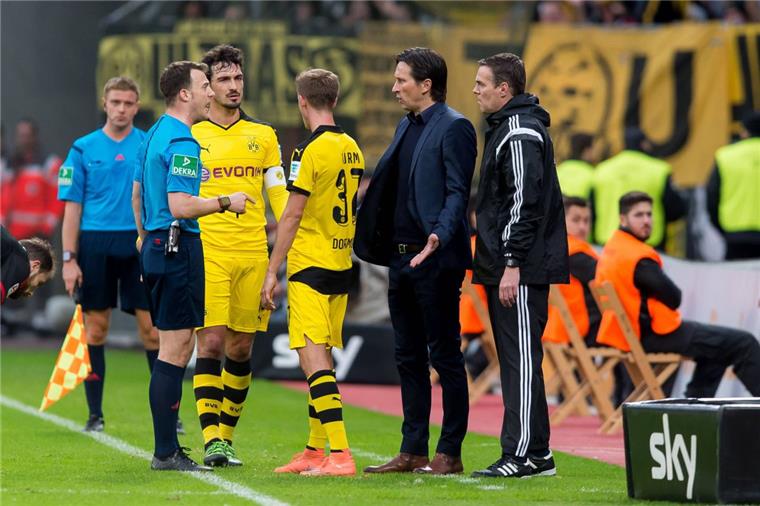 Roger Schmidt, Trainer von Bayer Leverkusen, streitet sich mit Schiedsrichter Felix Zwayer