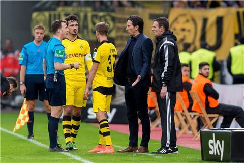 Roger Schmidt, Trainer von Bayer Leverkusen, streitet sich mit Schiedsrichter Felix Zwayer