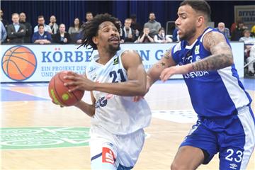 Rohndell Goodwin (links) strebt mit den Eisbären am Donnerstag gegen Tübingen den elften Sieg im zwölften Heimspiel an.