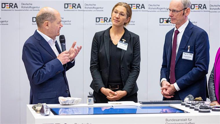 Rohstoffagentur sieht deutsche Rüstungspläne in Gefahr Rohstoffagentur-Chef Buchholz (r): „Müssen mit Ausfällen beim Hochfahren der Rüstung rechnen.“ (Archivbild)