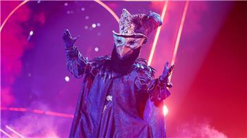 Rolando Villazón der sich im Kostüm der Figur „Das Mysterium“ verkleidet, steht in der Prosieben-Show „The Masked Singer“ auf der Bühne. Er ist erster Promi unter „Masked Singer“-Wechsel-Maske.