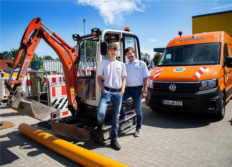Rolf Kasten (46) aus Dorum ist Bauleiter und Ausbilder bei Tief- und Rohrleitungsbau Wilhelm Wähler und freut sich, dass Jeremy-Justin Geerdes (17) jetzt eine Ausbildung im Betrieb beginnt. 
