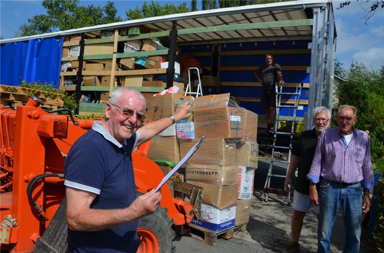 Johanniter-Auslandshilfe Nordenham: Neuer Hilfstransport steht an Rolf Krause (links) beim Beladen eines Litauen-Hilfstransportes in seinem Element. Der 40-Tonner ist schon gut gefüllt.