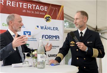 Rolf Sünderbruch, Vorsitzender des Kuratoriums für Pferdesport Bremerhaven-Wesermünde (links), diskutiert im Festzelt mit Thorsten Bobzin, Kommandeur des Marinefliegerkommandos in Nordholz, über den Krieg in der Ukraine und seine Auswirkungen.