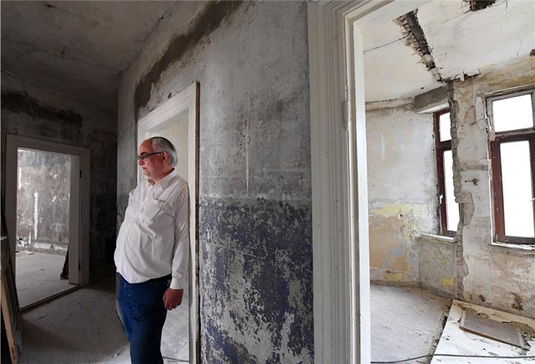Rolf Thörner in einem unsanierten Altbau.