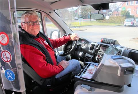 Rolf Weiler sitzt gerne am Steuer des Gnarrenburger Bürgerbusses „Dörphopper“.