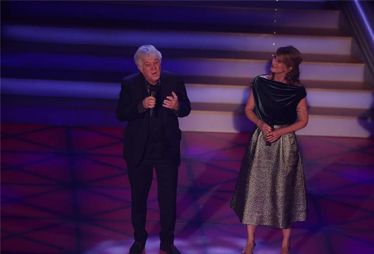 Helene Fischer rührt Plätzchenteig - und Zuckowski zu Tränen Rolf Zuckowski sang mit seiner Tochter Anuschka.