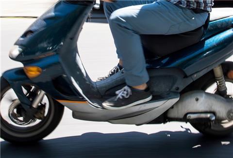 Roller sind flott unterwegs. Die meisten Modelle mit dem kleinen Versicherungskennzeichen können bis 45 km/h schnell werden. Der Roller des 17-Jährigen fuhr aber erheblich schneller. Die Polizei griff ein. (Symbolbild)
