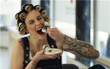 Rollmops als Lockenwickler: Das Foto, fotografiert von Studio 23/ Ellen Mense soll eine Verbindung zwischen Manuela Pickruhns Beruf und der Stadt Bremerhaven symbolisieren.
