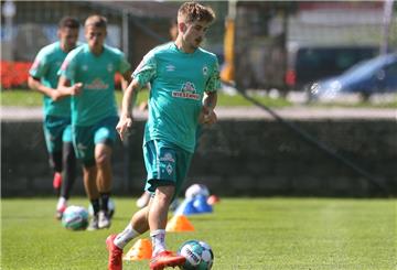 Romano Schmid muss bei Werder Bremen noch auf seine Chance warten.