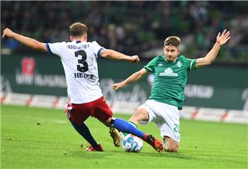 Fußball: 2. Bundesliga, Werder Bremen - Hamburger SV, 7. Spieltag, wohninvest Weserstadion. Werders Romano Schmid (r) kämpft gegen Hamburgs Moritz Heyer um den Ball. 