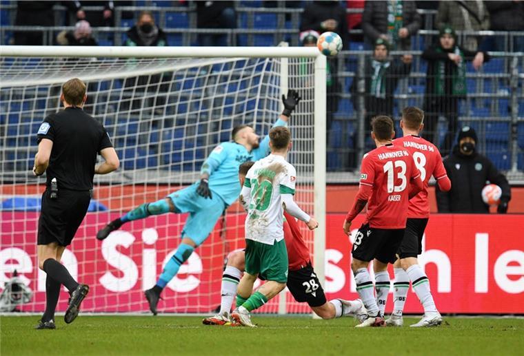 Werder macht‘s gegen Hannover wieder deutlich Fußball: 2. Bundesliga, 18. Spieltag: Hannover 96 - Werder Bremen in der HDI-Arena. Bremens Romano Schmid (M) trifft zum 0:1, Hannovers Torwart Martin Hansen kann den Ball nicht abwehren.