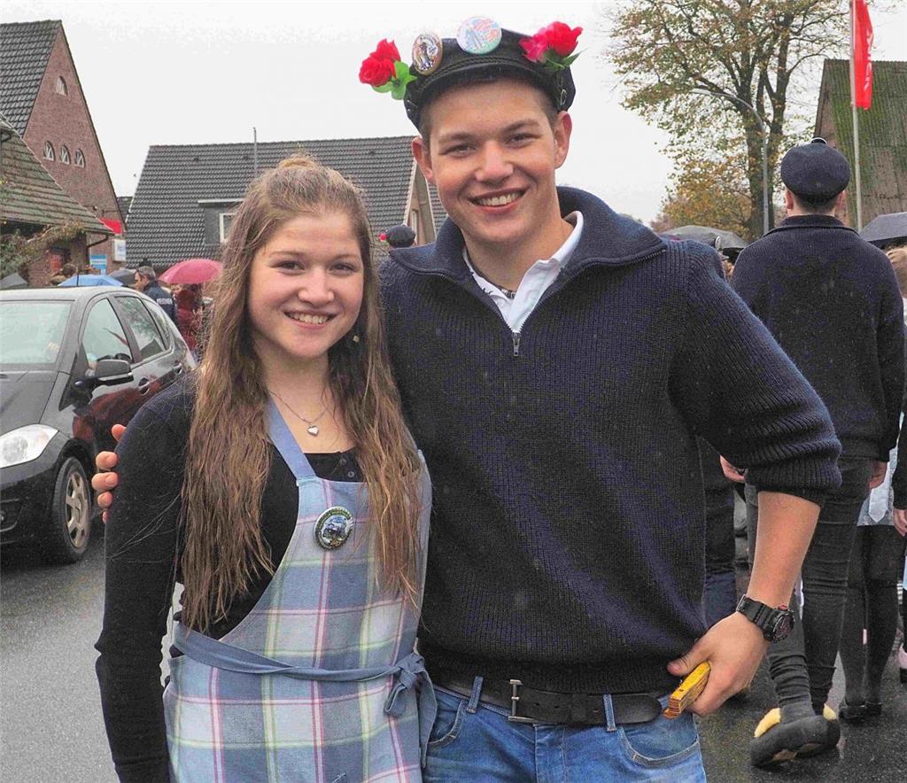 Romy Raab, die Vorsitzende der Sieverner Landjugend, hier mit ihrem Zwillingsbruder Max, ist auch immer dabei, wenn in Neuenwalde „Haarstmarkt“ ist. Foto: Stehn