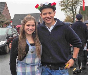 Romy Raab, die Vorsitzende der Sieverner Landjugend, hier mit ihrem Zwillingsbruder Max, ist auch immer dabei, wenn in Neuenwalde „Haarstmarkt“ ist. Foto: Stehn