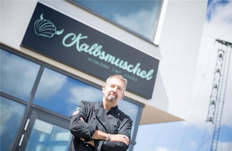Bremerhavener Koch setzt der Muschel Hörner auf Ron Ostermann betreibt das Restaurant "Kalbsmuschel" am Deich in Bremerhaven.