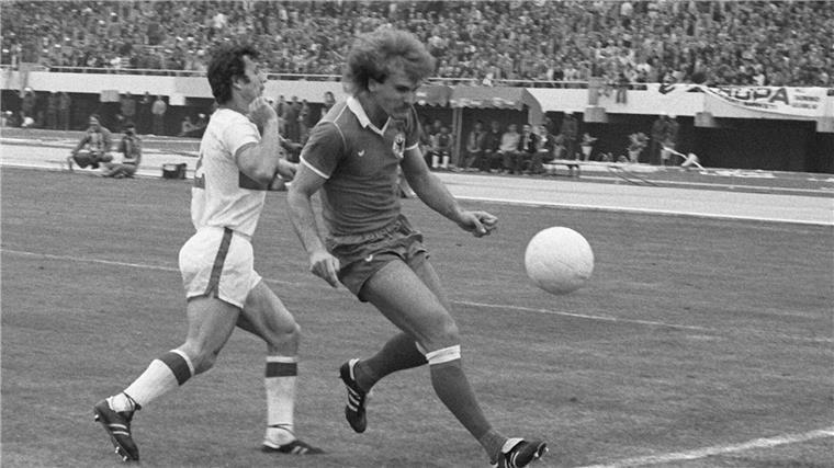 Eintracht Frankfurt trauert um Ronny Borchers Ronald Borchers (r) 1979 im Trikot der deutschen Fußball-Nationalmannschaft.