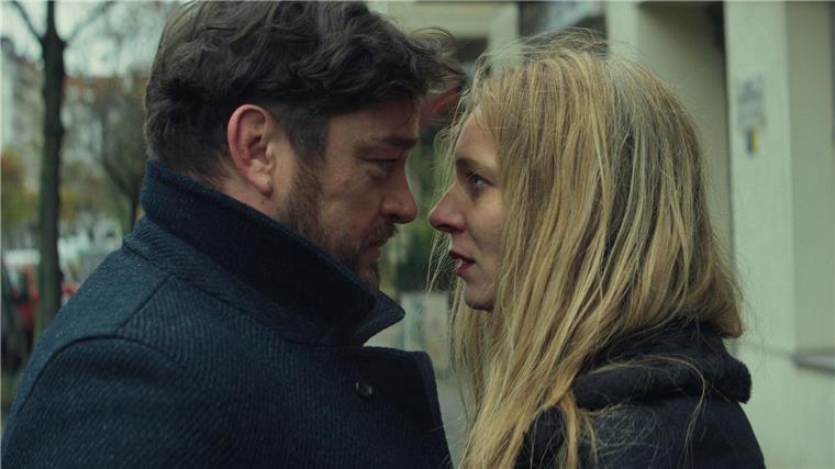 Die Filmstarts der Woche Ronald Zehrfeld und Lilith Stangenberg in einer Szene des Films „Sterben“.