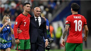 Ronaldo musste nach seinem verschossenen Elfmeter getröstet werden.
