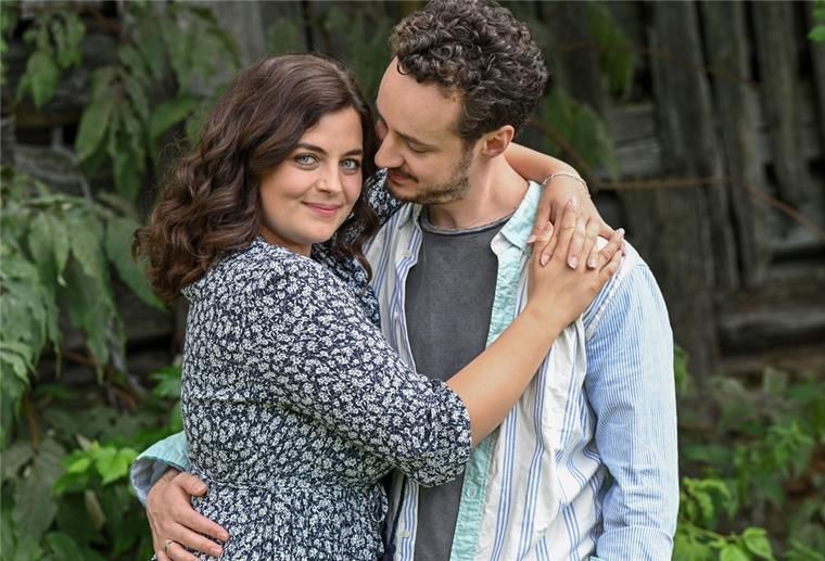 Bergdoktor"-Star Ronja Forcher hat geheiratet Ronja Forcher, österreichische Schauspielerin und Sängerin, und Felix Briegel stehen in der Nähe der Sonnbergstuben.