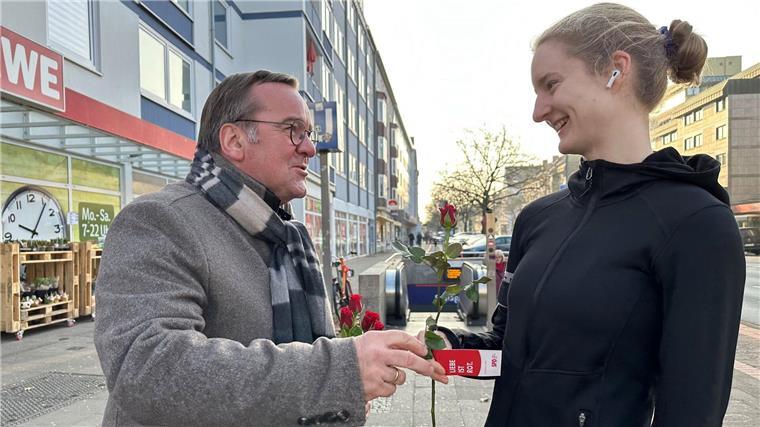 Rosen verteilen und mit Menschen ins Gespräch kommen: Boris Pistorius ist in Hannover unterwegs.