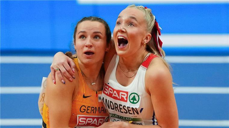 Rosina Schneider (l) überzeugte im Vorlauf über die 60 Meter Hürden.
