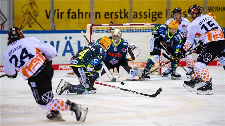 Pinguins versüßen sich den Kurzurlaub mit Sieg im Nordderby Ross Mauermann block hier einen Schuss. Das ist Kampfgeist.