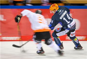 Ross Mauermann im Zweikampf mit einem Spieler der Grizzlys Wolfsburg. Am Montagabend müssen die Pinguins im Nordderby auf den Stürmer verzichten.