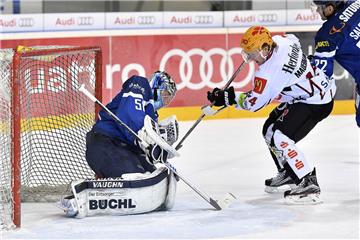 Ross Mauermann (Nr.14, Fischtown Pinguins Bremerhaven) vor Torwart Timo Pielmeier (Nr.51, ERC Ingolstadt)

Foto: ISPFD