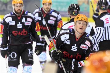 Ross Mauermann (rechts) darf sich nach einem Traumtor gegen Nürnberg feiern lassen. Vielleicht wird der Stürmer von den Fans zum Torschützen des Monats gewählt.