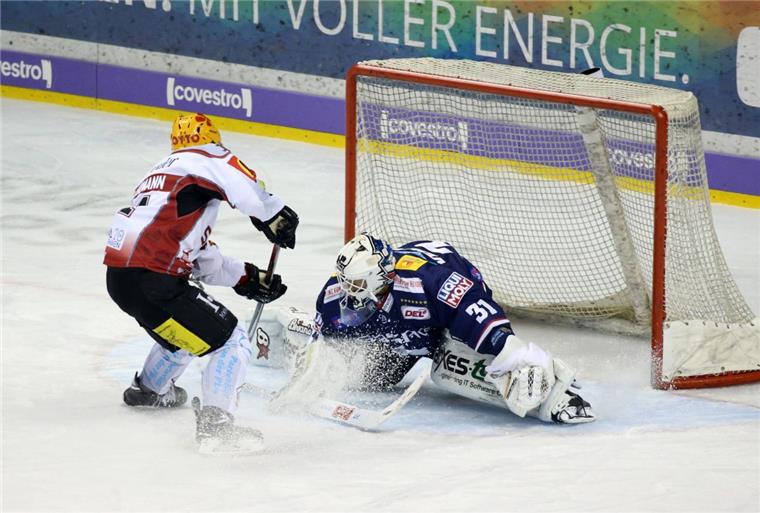 Vierte Niederlage in Folge für die Pinguins Ross Mauermann scheiterte mit einem Penalty am Torhüter der Eisbären Berlin, Petri Vehanen.