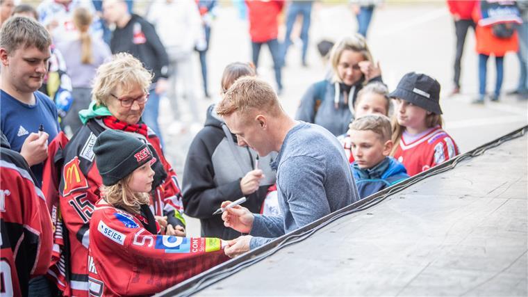 Ross Mauermann umzingelt von Fans. Der Vertrag des Stürmers läuft aus, dennoch dürfte mit einem Verbleib gerechnet werden.
