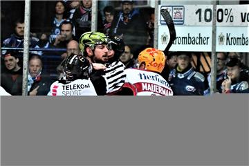 Ross Mauermann und Chris Brown im Zweikampf. Es war ein hitziges Playoff-Spiel zwischen den Iserlohn Roosters und den Fischtown Pinguins. 