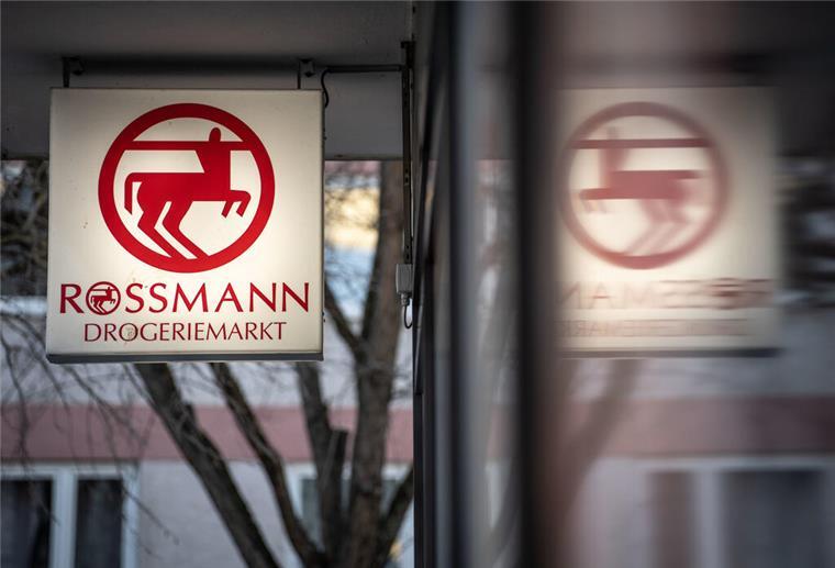 ARCHIV - 09.03.2022, Rheinland-Pfalz, Mainz: Eine Leuchttafel mit dem Firmenlogo hängt an eine Filiale der Drogeriemarktkette Rossmann in der Mainzer Innenstadt. Die Drogeriemarktkette Rossmann hat im vergangenen Jahr deutlich zugelegt und einen Rekordumsatz verbucht. (zu dpa: «Rossmann mit erneutem Rekordjahr - Filialnetz wächst weiter») Foto: Frank Rumpenhorst/dpa +++ dpa-Bildfunk ++