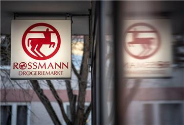 ARCHIV - 09.03.2022, Rheinland-Pfalz, Mainz: Eine Leuchttafel mit dem Firmenlogo hängt an eine Filiale der Drogeriemarktkette Rossmann in der Mainzer Innenstadt. Die Drogeriemarktkette Rossmann hat im vergangenen Jahr deutlich zugelegt und einen Rekordumsatz verbucht. (zu dpa: «Rossmann mit erneutem Rekordjahr - Filialnetz wächst weiter») Foto: Frank Rumpenhorst/dpa +++ dpa-Bildfunk ++