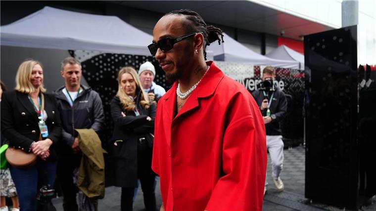 Rot trägt Lewis Hamilton auch abseits der Rennstrecke gern.