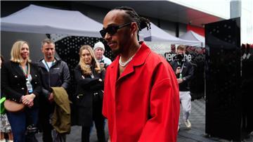 Rot trägt Lewis Hamilton auch abseits der Rennstrecke gern.