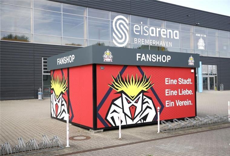 Rot-weiß-schwarz statt blau: Der Fanshop der Fischtown Pinguins vor der Eisarena wurde in den Farben des Clubs neu gestaltet.