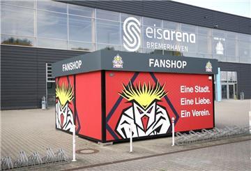 Rot-weiß-schwarz statt blau: Der Fanshop der Fischtown Pinguins vor der Eisarena wurde in den Farben des Clubs neu gestaltet.