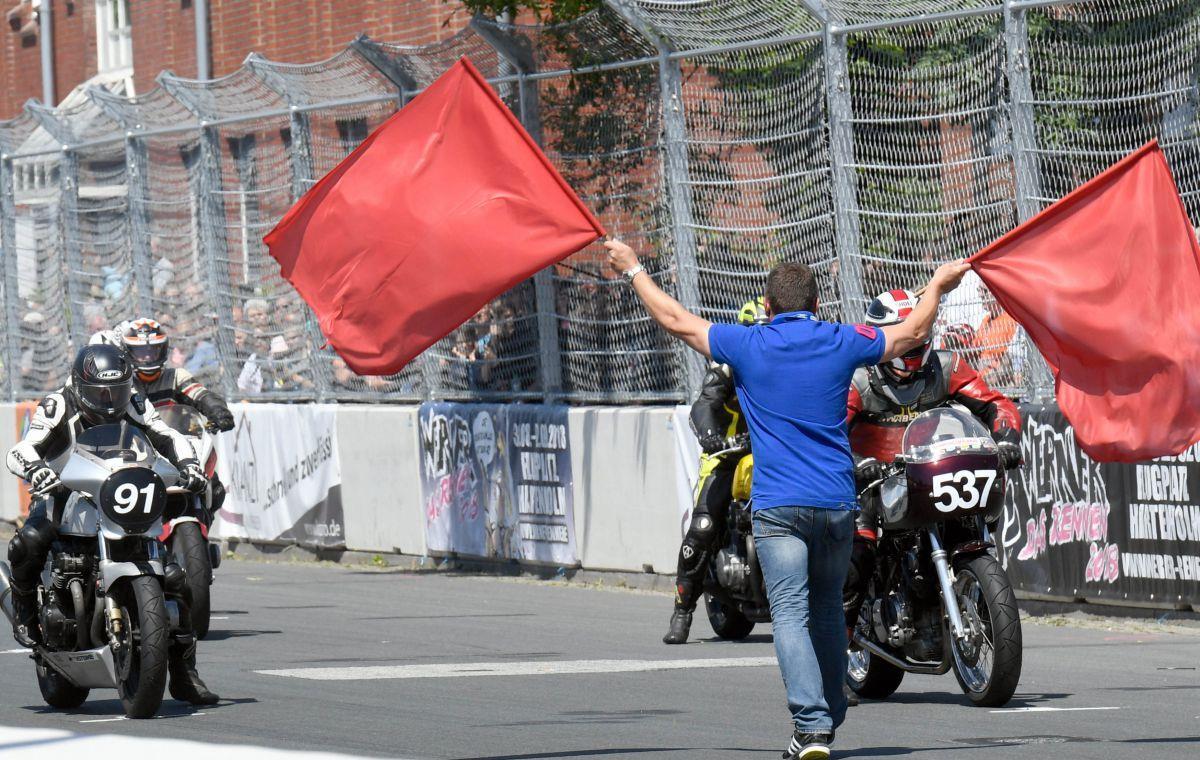 Rote Flagge: Das beliebte Fischereihafenrennen legt eine unfreiwillige Pause ein.