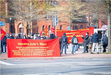 Rote Flaggen und laute Rufe und markige Worte. Der Demonstrationszug am 1. Mai startete auf dem Ernst-Reuter-Platz in Lehe.