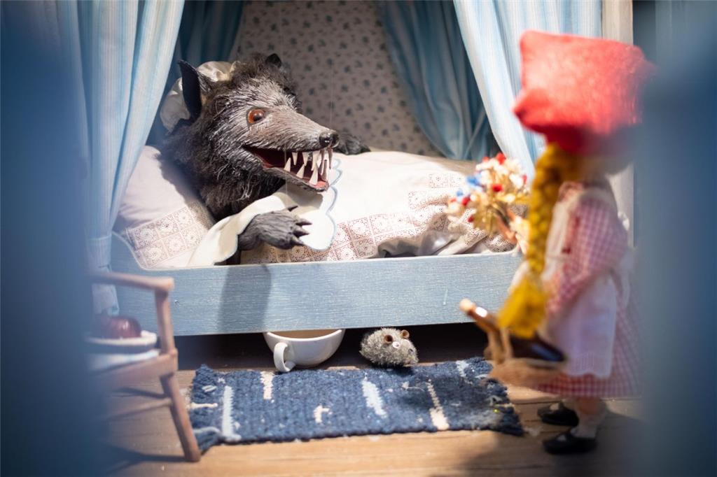 Rotkäppchen und der böse Wolf im Bett der Großmutter. Foto: Hartmann