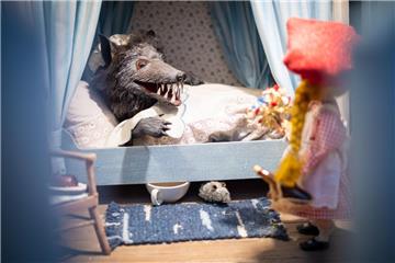 Rotkäppchen und der böse Wolf im Bett der Großmutter. Foto: Hartmann