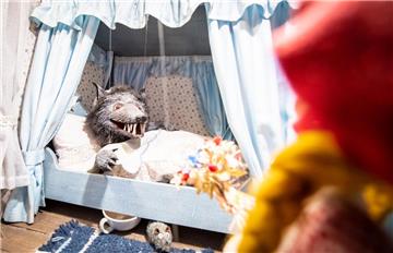 Rotkäppchen und der böse Wolf im Bett der Großmutter. Foto: Hartmann