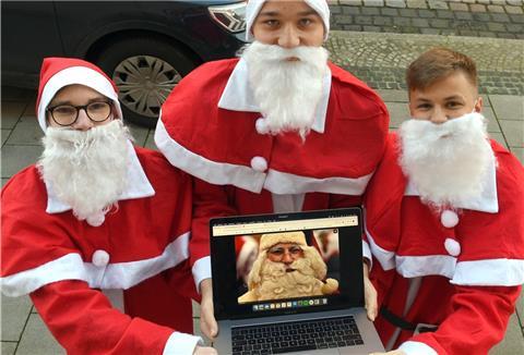 Rouven Dücomy, Leon Schütz und Thimo Wieschiolek bieten Eltern einen besondern Service zu Weihnachten an.