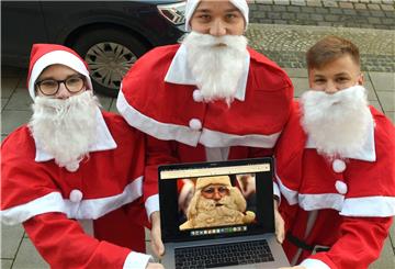 Rouven Dücomy, Leon Schütz und Thimo Wieschiolek bieten Eltern einen besondern Service zu Weihnachten an.